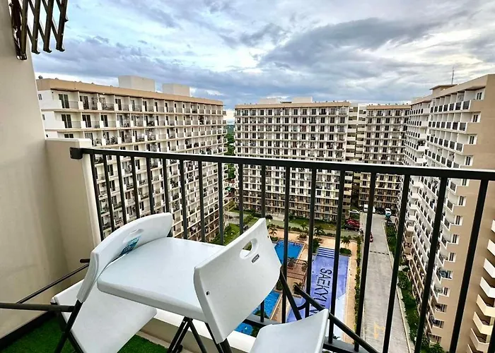 Pool View Condo Wifi With Netflix Near Airport